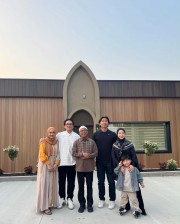 Tengku Firmansyah dan Nikita Willy Hadiri Soft Launching Masjid Bekas Studio Musik di Kanada