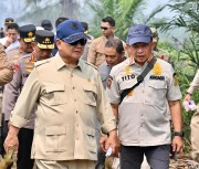 Mendagri Dampingi Prabowo Tinjau Penanganan Karhutla di Kalimantan Barat
