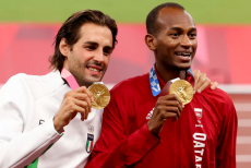 Berteman Baik, Atlet Qatar dan Italia Berbagi Emas di Lompat Tinggi