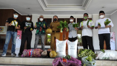 Para Petani Jember Sumbangkan Hasil Panen untuk Penanganan Covid
