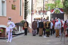 Ragam Pakaian Adat Indonesia Warnai 17 Agustus di Roma