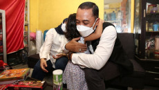 Ketika Wali Kota Surabaya Peluk Anak Yatim Piatu akibat Covid