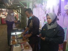 Berkat KUA Percontohan Ekonomi Umat, Penjualan Pedagang Kue Ini Meningkat