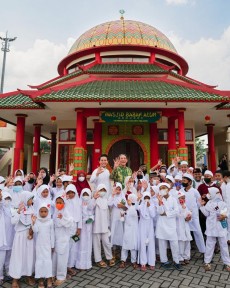 Melirik Kemeriahan Sedekah Angpau Masjid Babah Alun