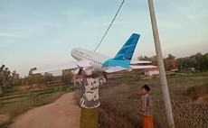 Santri Madura Terbangkan Miniatur Garuda, Dua Menteri Beri Pujian