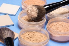 Cocok untuk Semua Jenis Kulit, Begini Cara Pakai Loose Powder