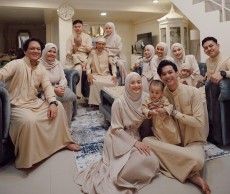 Tampak Menawan, 5 Artis Pria Ini Kompak Pakai Gamis saat Lebaran