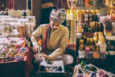 Cermat dan Hemat, Ini 5 Tips Belanja Murah Selepas Haji