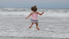 Ajarkan Anak Berenang, Tips Selamatkan Diri saat Terseret Arus