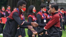 Presiden Jokowi Serahkan Bonus untuk Atlet Indonesia di SEA Games Vietnam