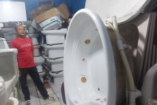 Renovasi Kamar Mandi, Coba Beli Sanitasi Rekondisi di Pasar Rumput