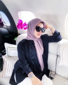 Gaya Fesyen Hijab Cewek Mamba Ala Syahrini, Elegan dan Menawan