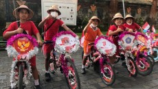 Komunitas Sepeda Ramaikan Pawai HUT 77 RI Bersama Pelajar