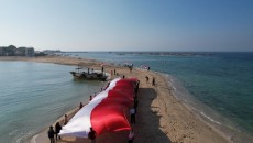 Merah Putih Sepanjang 30 Meter Dibentangkan di Gili Ketapang