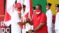 Pupuk Nasionalisme, Wamendagri Serahkan Bendera Merah Putih ke Masyarakat Aceh