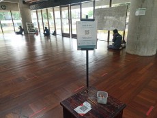 Masjid Amir Hamzah TIM Sediakan Parfum untuk Jamaah di Pintu Masuk