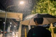 Benarkah Hujan Penyebab Flu? Begini Penjelasannya