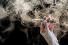 Viral Zee JKT48 Ngevape, Ini Bahaya Penggunaan Rokok Elektrik