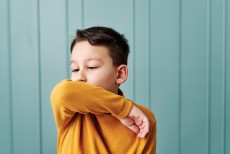 Tekan Penularan Penyakit, Begini Cara Ajarkan Anak Etika Batuk