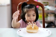 Alih-alih Digendong, DSA: Ajak Anak Makan Sambil Duduk