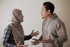 Syarah Hadis: Padamkan Amarah dengan Mohon Perlindungan ke Allah