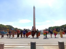 TMII Gelar Fashion Show Pakaian Adat di Hari Sumpah Pemuda