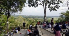 Angkringan Puncak Bibis, Tempat Nongkrong dengan Suasana Puncak