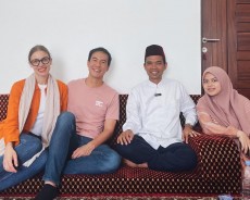 Daniel Mananta Sowan ke UAS, Kunjungi Masjid hingga Makan Durian Bareng