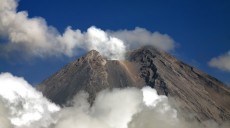 Semeru Erupsi Semburkan Abu Setinggi 500 Meter, Warga Diimbau Waspada