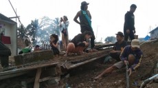 Tak Bisa Harapkan Pemerintah, Penyintas Gempa Cianjur Bongkar Puing Reruntuhan
