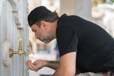 Pengertian Cahaya di Air Wudhu, Bolehkah Mengelapnya?