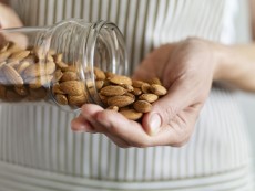 Cegah Kantuk Seharian, Konsumsi Almond dan Walnut di Pagi Hari