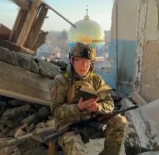 Prajurit Ukraina Khusyuk Baca Al Quran di Tengah Dentuman Senjata