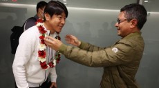 Tiba di Vietnam, Timnas Indonesia Disambut Kalung Bunga