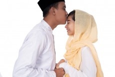 Romantisme ala Rasulullah, Mencium Istri hingga Bantu Beberes Rumah