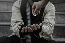 Mengemis dalam Perspektif Islam: Tangan di Atas Lebih Baik dari Tangan di Bawah