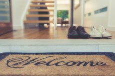 5 Tips Merawat Lantai Rumah Tetap Awet saat Musim Hujan