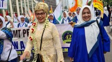 Milad ke-42, BKMT Gelar Pawai Baju Daerah