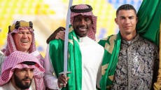 Potret Cristiano Ronaldo Pakai Jubah Arab Bikin Kaum Hawa Meleleh