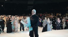 Gaya Hijab Alexandra Asmasoebrata di Luar Sirkuit Balap