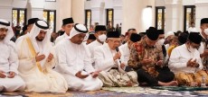 Kiai Ma'ruf Amin Salat Subuh Berjamaah di Masjid Syekh Zayed Solo