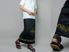 Tren Sarung Bordir, Bikin Cowok-Cowok Tambah Ganteng saat Ramadhan