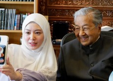 Ketertarikan pada Politik Bawa Ayana Moon Mengenal Mahathir Mohamad