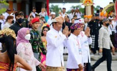 Berhijab, Ibu Iriana Dampingi Presiden Kenakan Baju Adat Bali