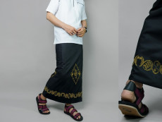 5 Inspirasi Busana Keren, Tampil Elegan dengan Sarung Bordir