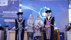 Momen Haru di ITS, Seorang Ibu Wakili Wisuda Mendiang Sang Putra