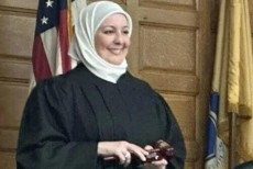 Nadia Kahf, Muslimah Berhijab Pertama Jadi Hakim di Amerika