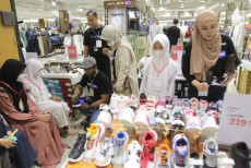 Pertamina Ajak 30 Anak Yatim dan Dhuafa Belanja Baju Lebaran