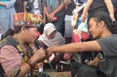 Viral Pengobatan Tradisional Dayak, Bolehkah Muslim Ikut Berobat?