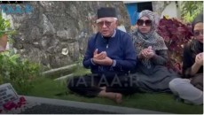 Momen Gus Mus Tahlil di Makam Tokoh Muhammadiyah Buya Syafi'i Ma'arif